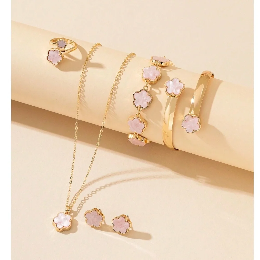Luxe Gold Tone Flower Necklace Ring Jewelry Set - Picture 4 of 6
